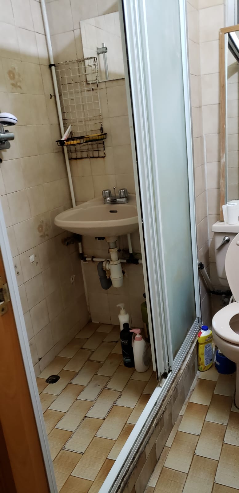 Room C12Toilet image 2