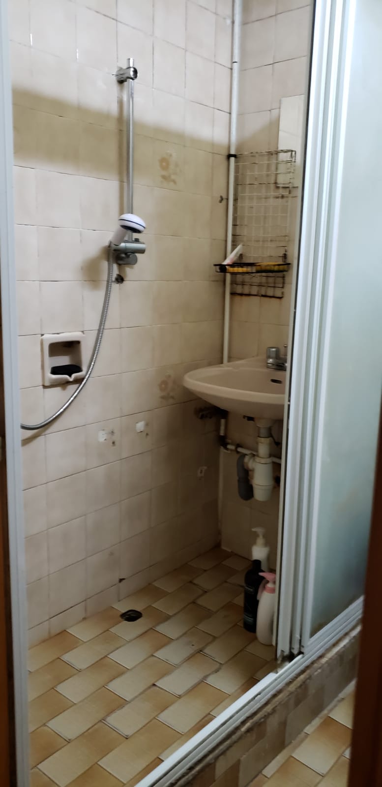 Room C12Toilet image 3